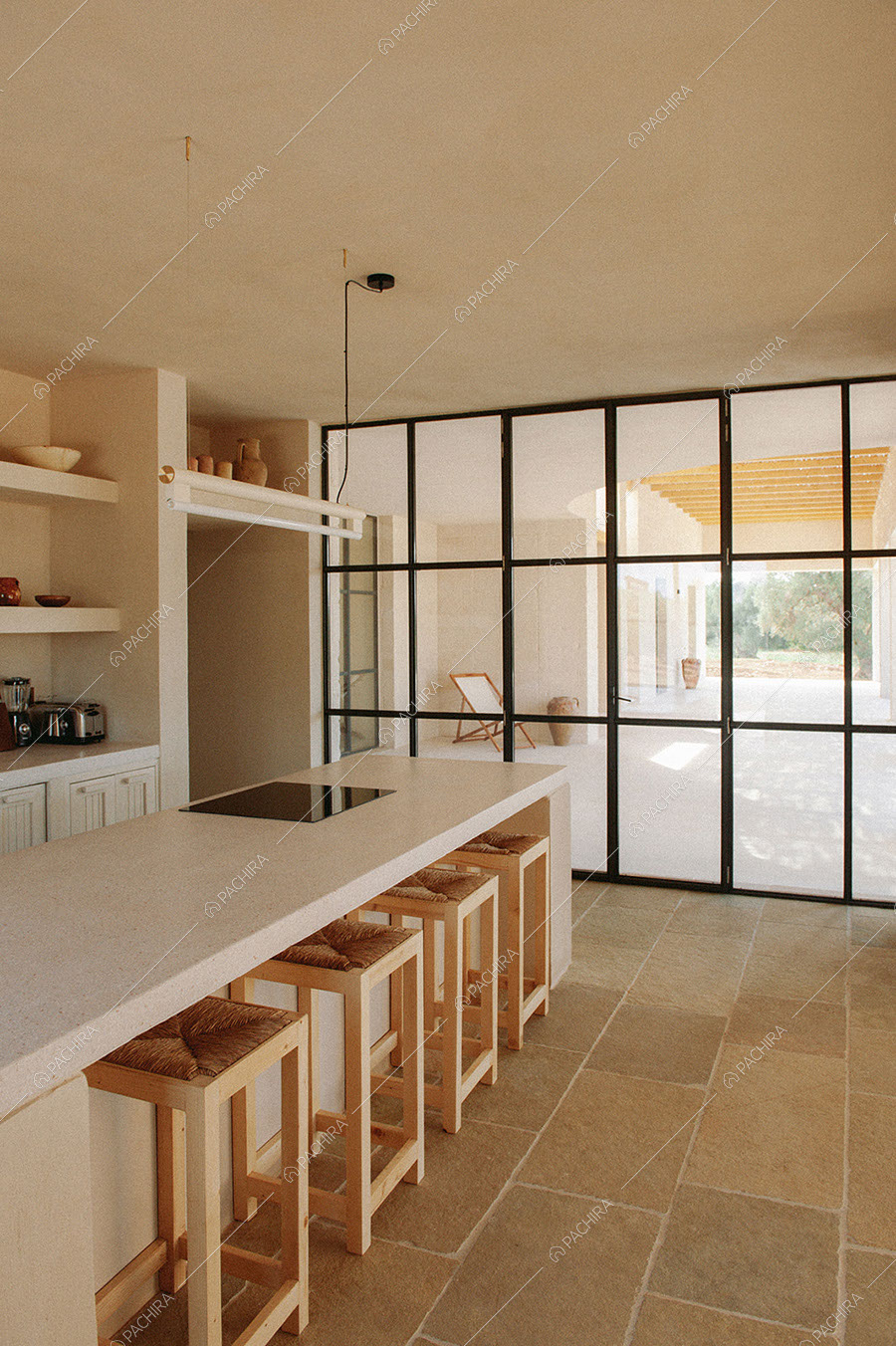 Cucina a isola della villa Malacca, location in stile contemporaneo a Brindisi