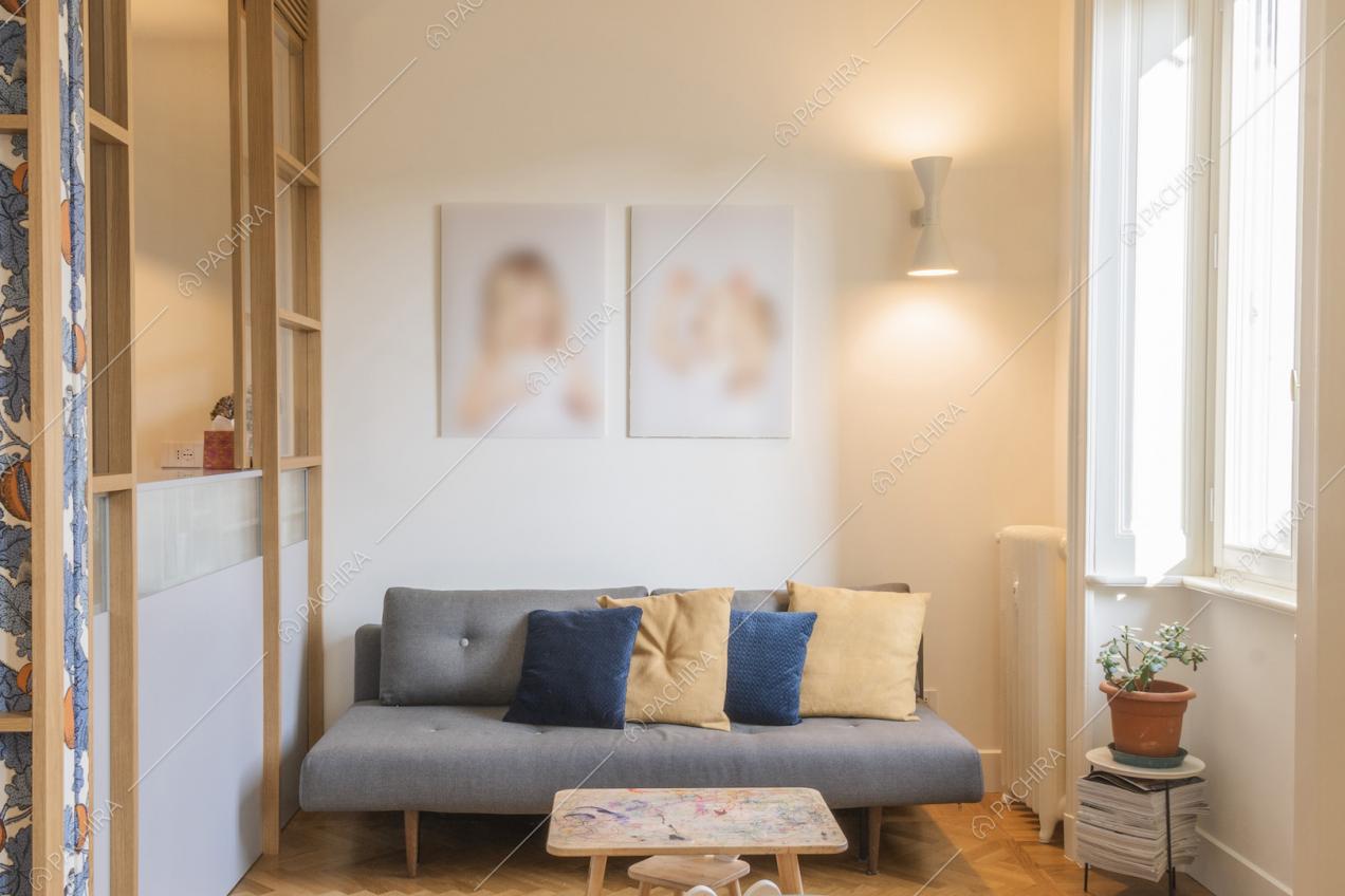 Salottino con divano, tavolino e applique