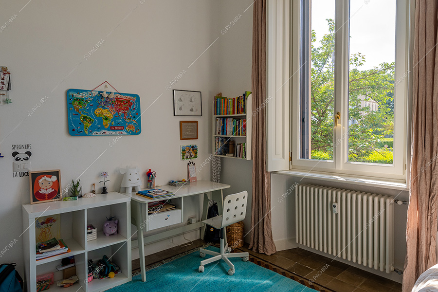 Camera da letto dell'appartamento Andira, location moderna per shooting a Milano