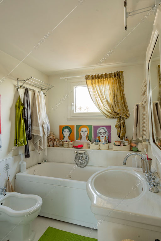 Bagno dell'attico Elbrus, location in stile contemporaneo a Roma
