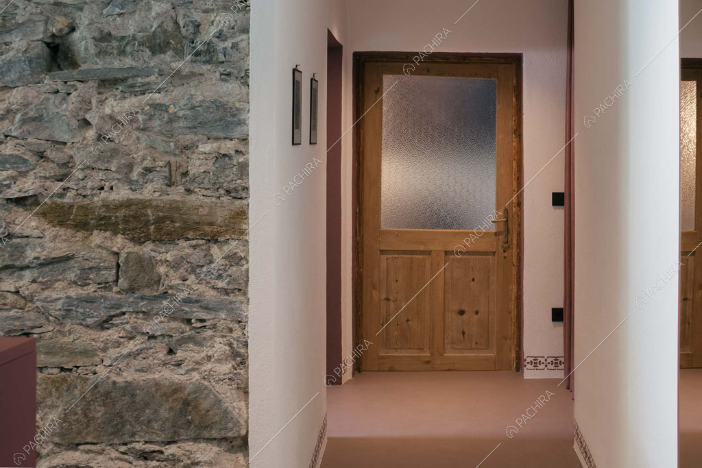 Corridoio della villa Botnia, location in stile contemporaneo a Bolzano