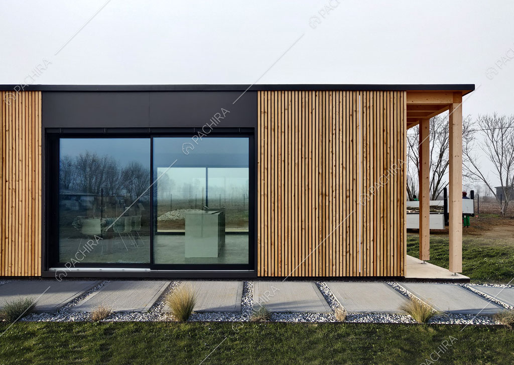Dal giardino vista sul vialetto e sulla zona living tramite la porta-finestra
