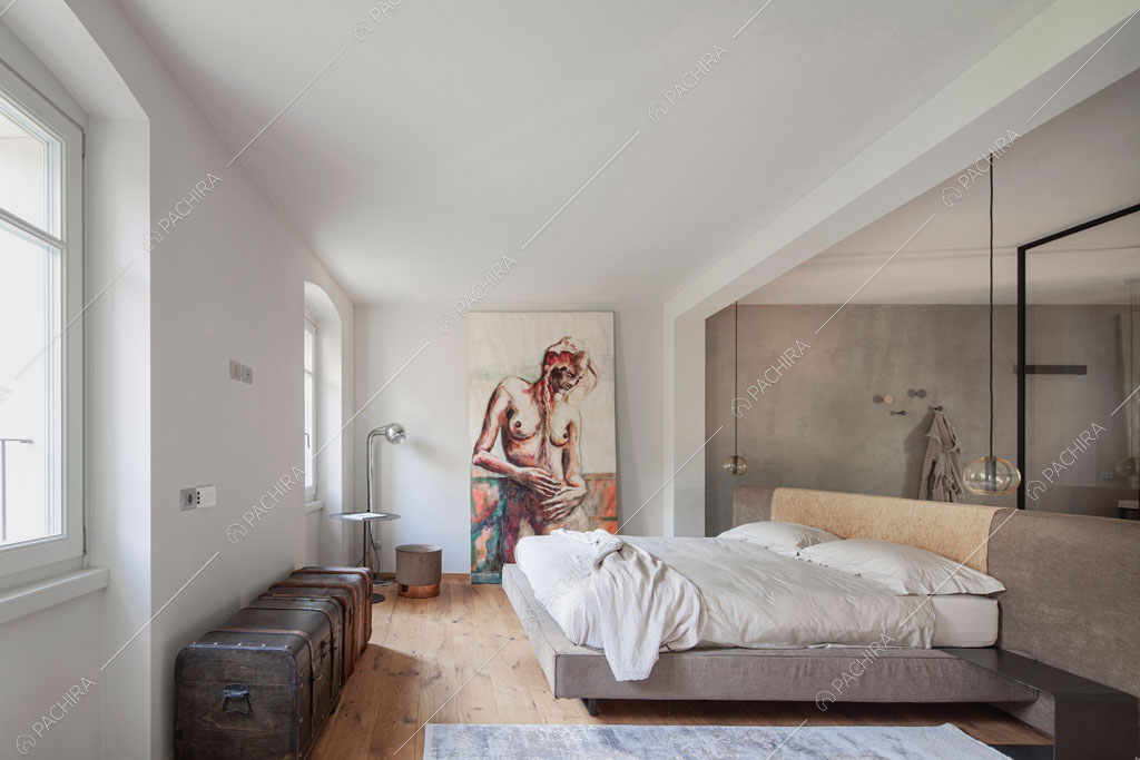 Camera da letto matrimoniale con pareti bianche della villa Ghibli, location in stile contemporaneo a Verona