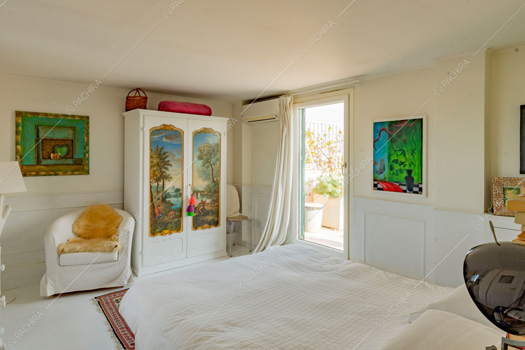 Camera da letto dell'attico Elbrus, location in stile contemporaneo a Roma