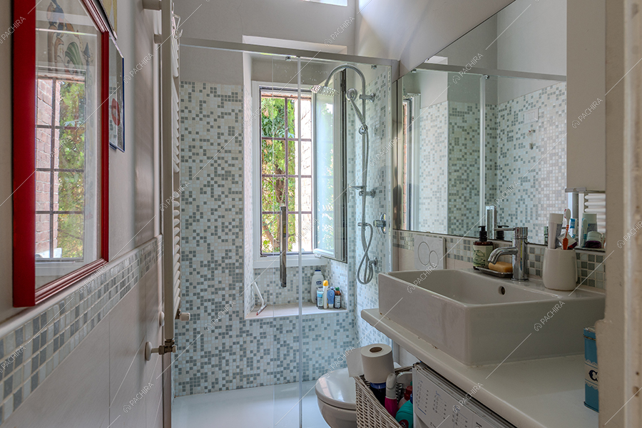 Bagno della villa Rame, location in stile classico a Milano