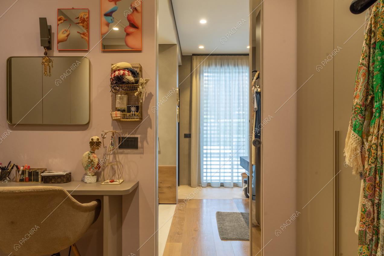 Toeletta da trucco nella camera da letto e vista sul bagno