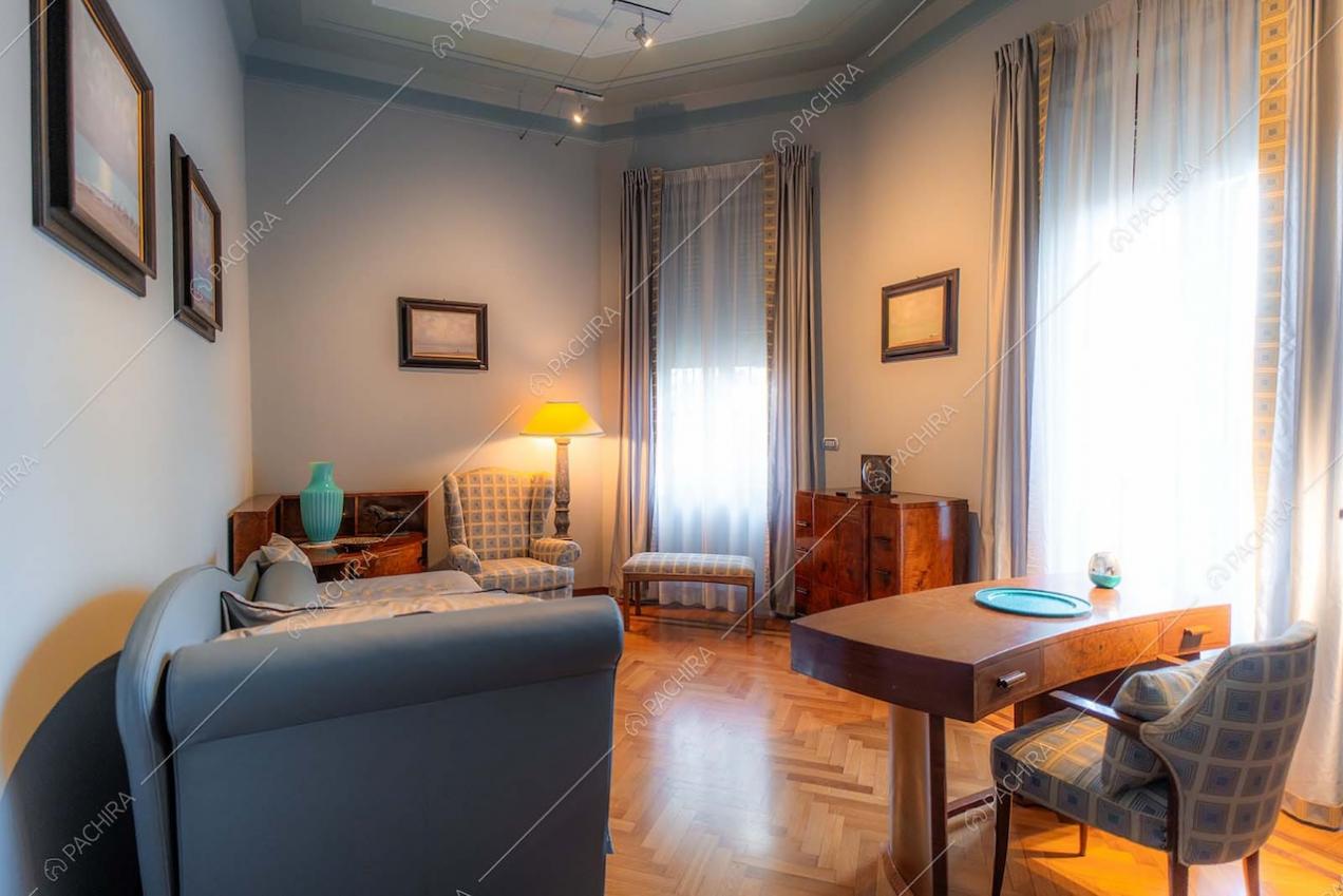 Camera da letto della villa Adamite, location in stile classico a Savona
