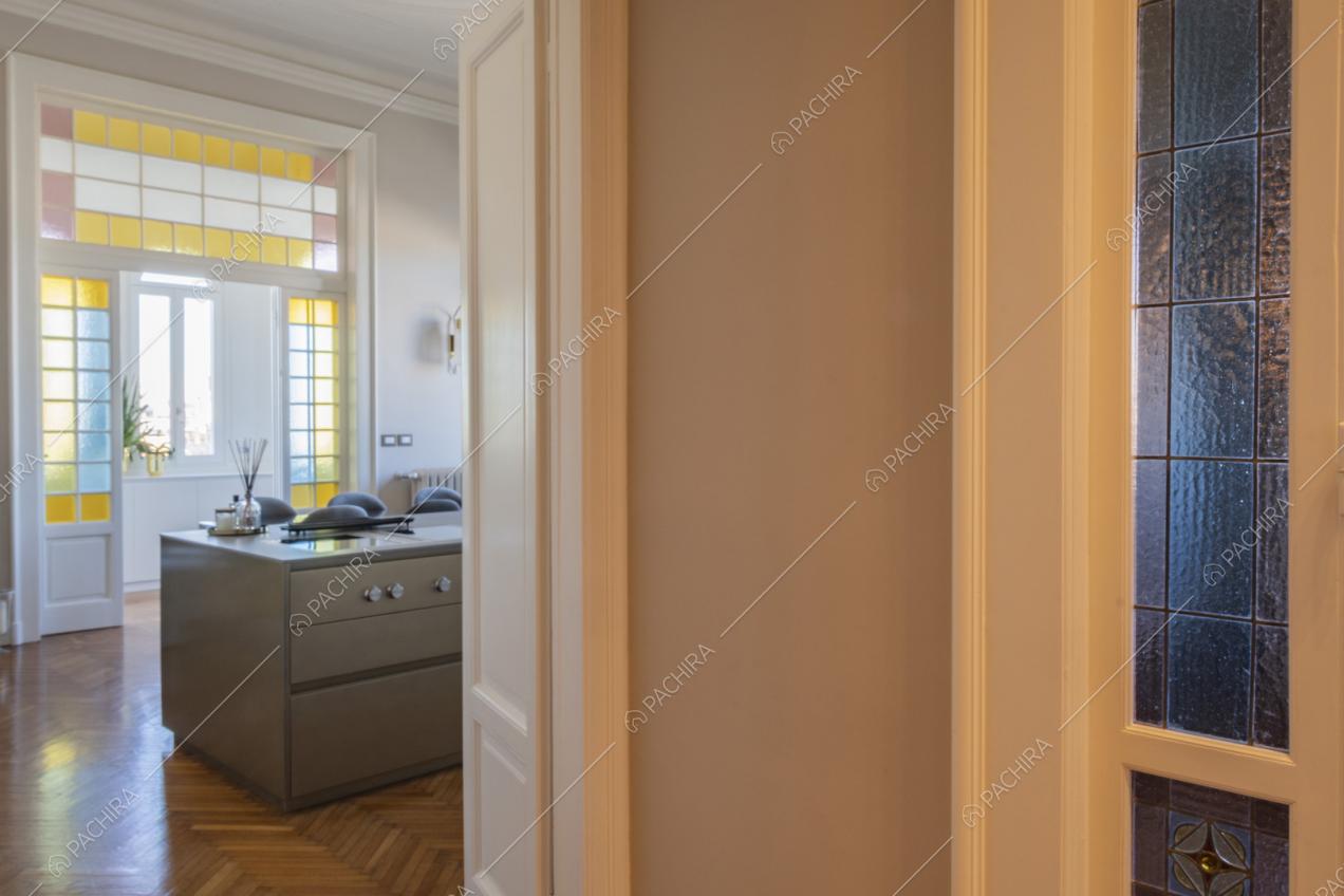 Vista sulla cucina in stile contemporaneo