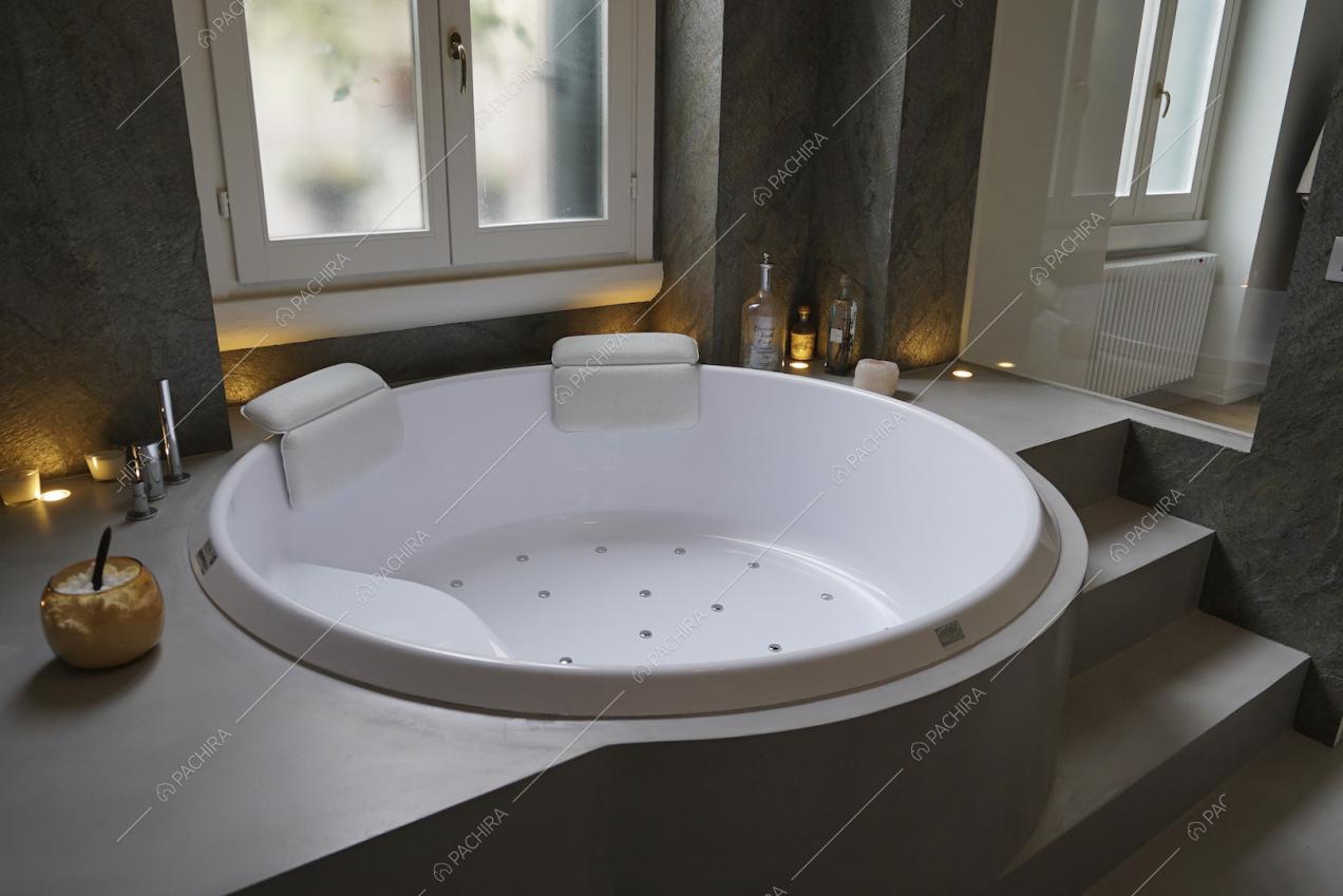 Angolo spa con grande vasca tonda e gradini