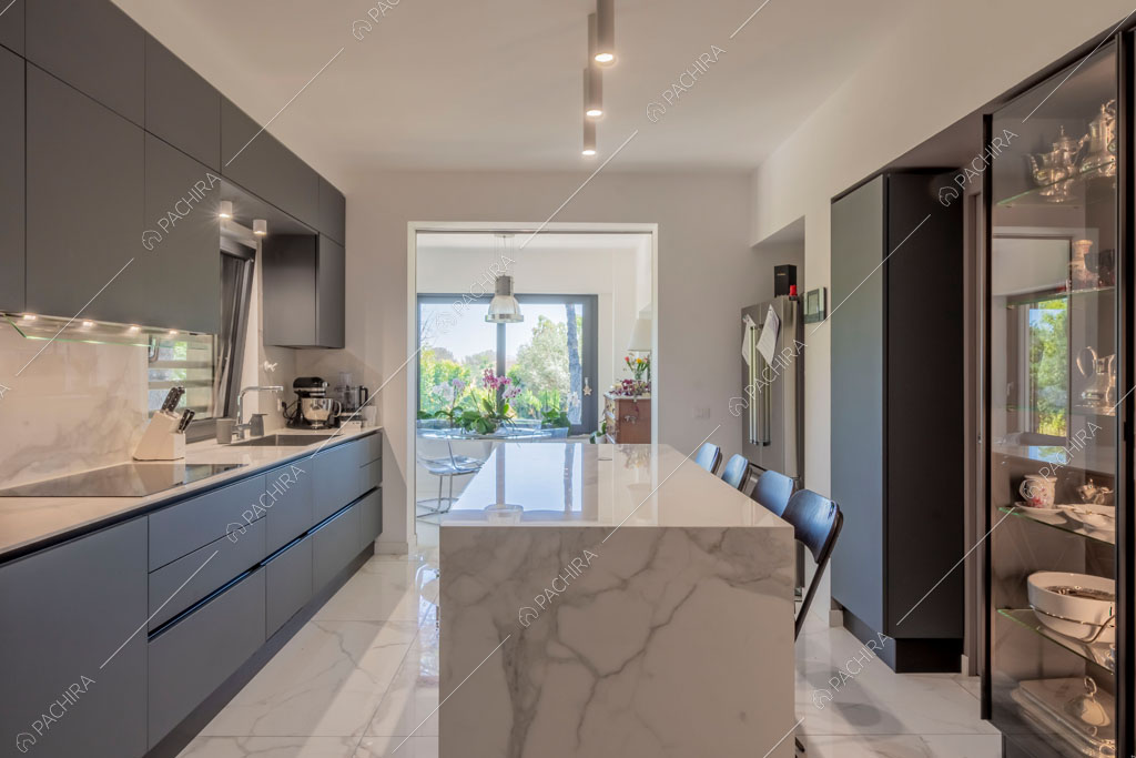 Cucina a isola della villa Orinoco, location in stile contemporaneo a Roma