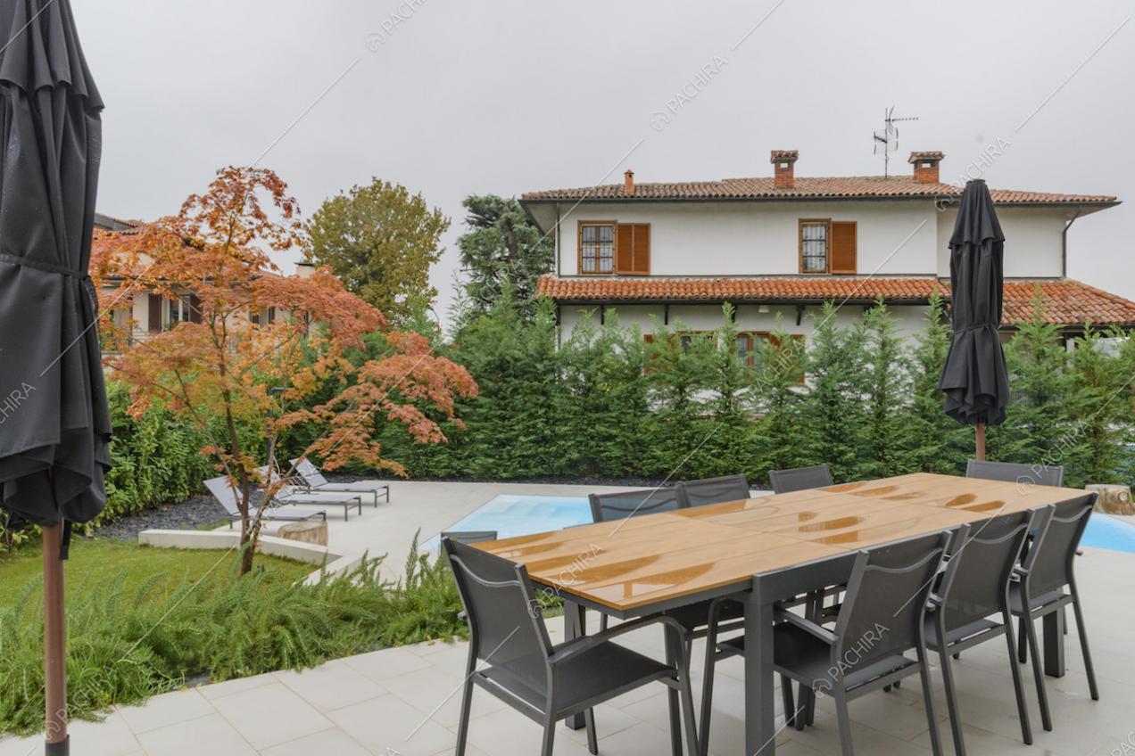 Tavolo da pranzo da esterni con vista sulla piscina della villa