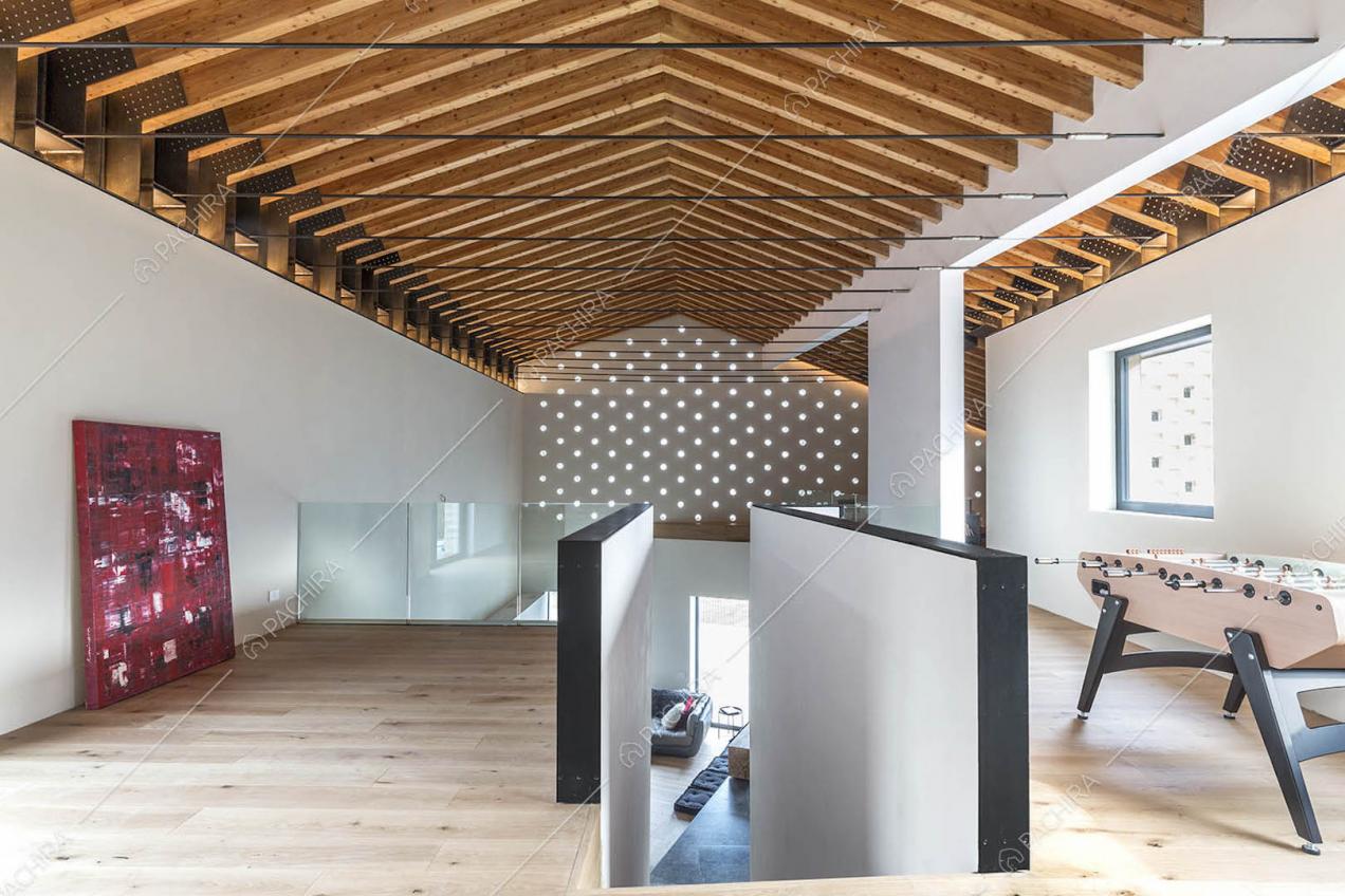 Accesso alle scale che conducono all'open space dall'atrio con pavimento in parquet