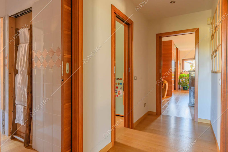 Corridoio con pavimento in parquet e vista sulla camera da letto