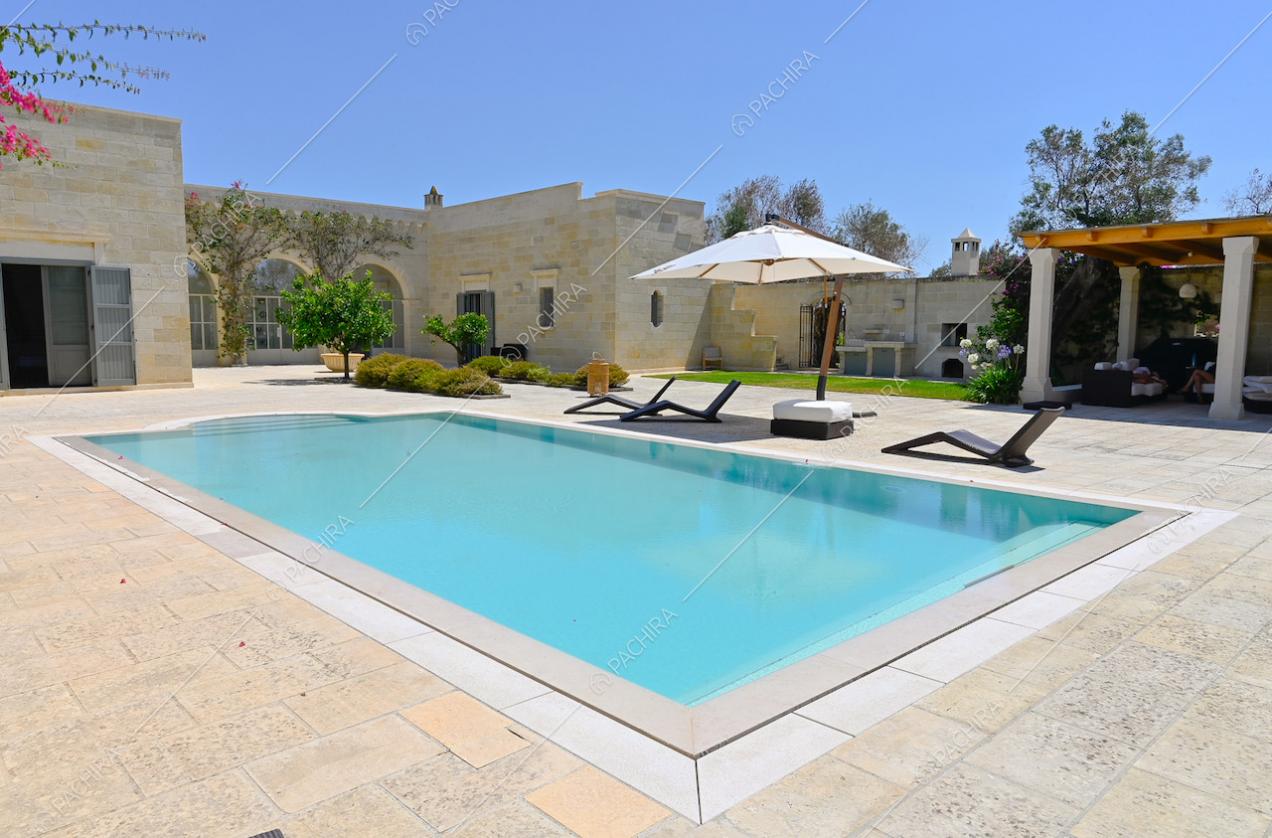 Nel cortile, piscina, gazebo e vista sulle porte-finestre in stile industriale
