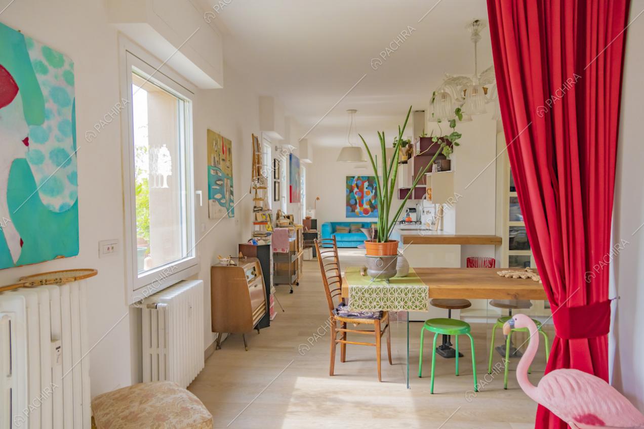 Veduta sulla sala da pranzo e sul primo soggiorno