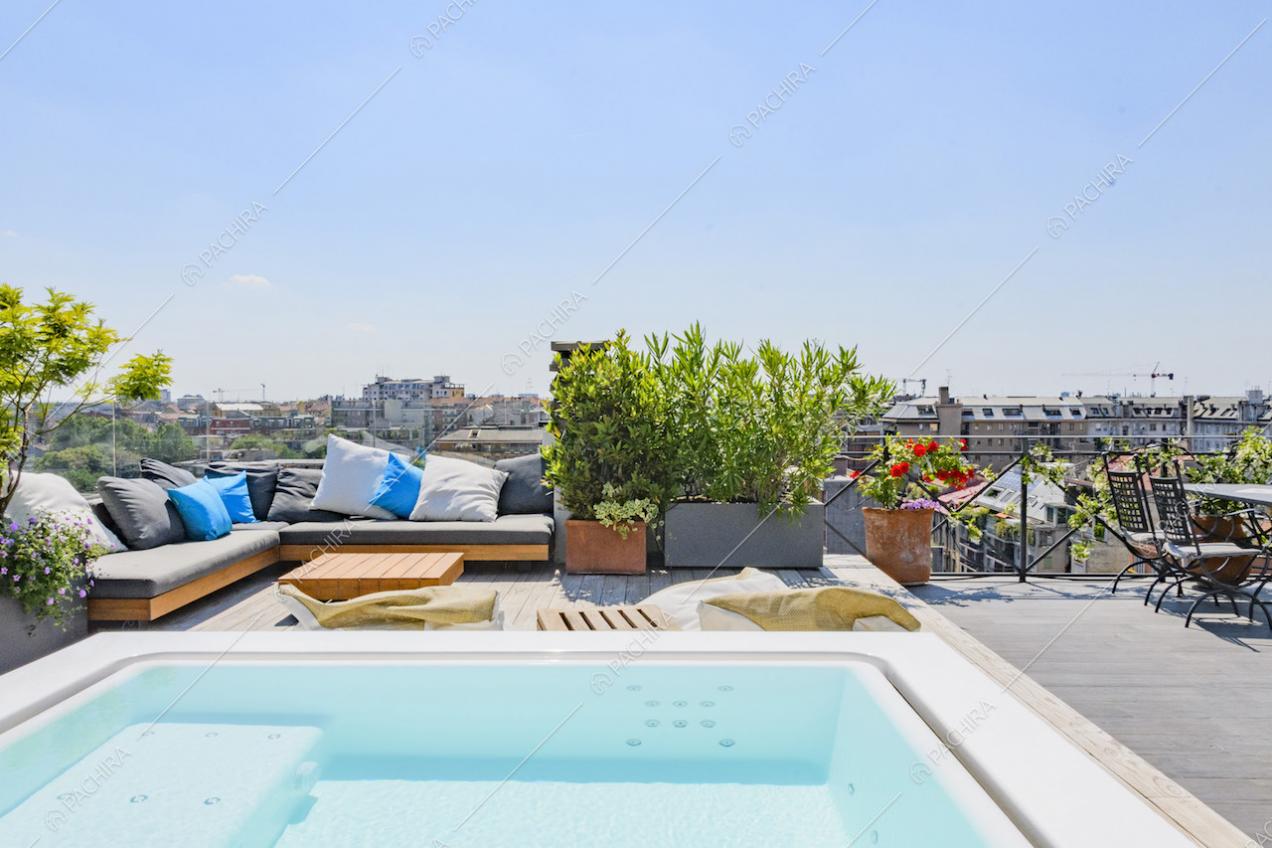 Divanetti e piscina sulla terrazza e vista panoramica sulla città