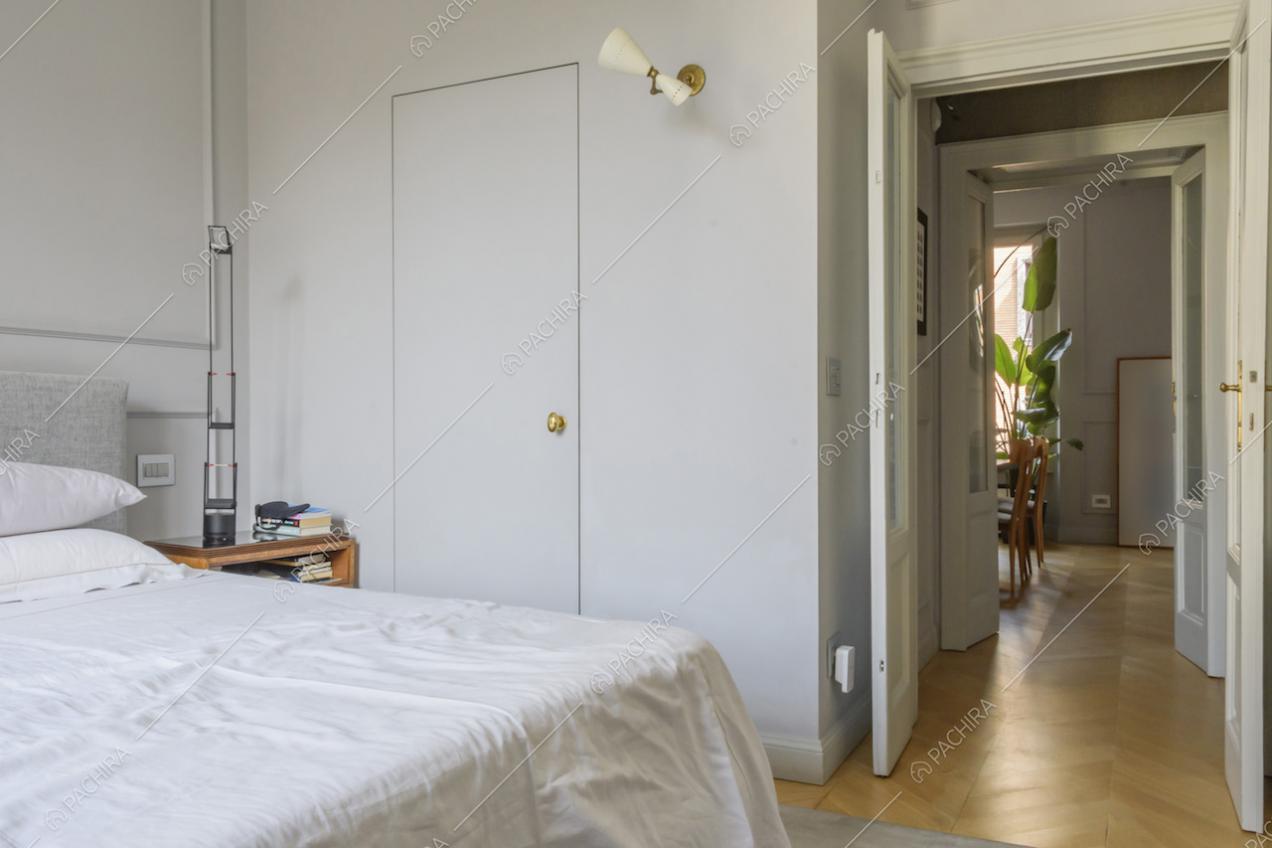 Porta della cabina armadio nella camera da letto