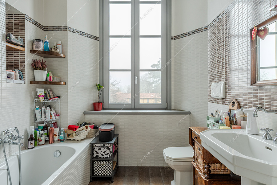 Bagno dell'appartamento Clorofilla, location in stile classico a Milano
