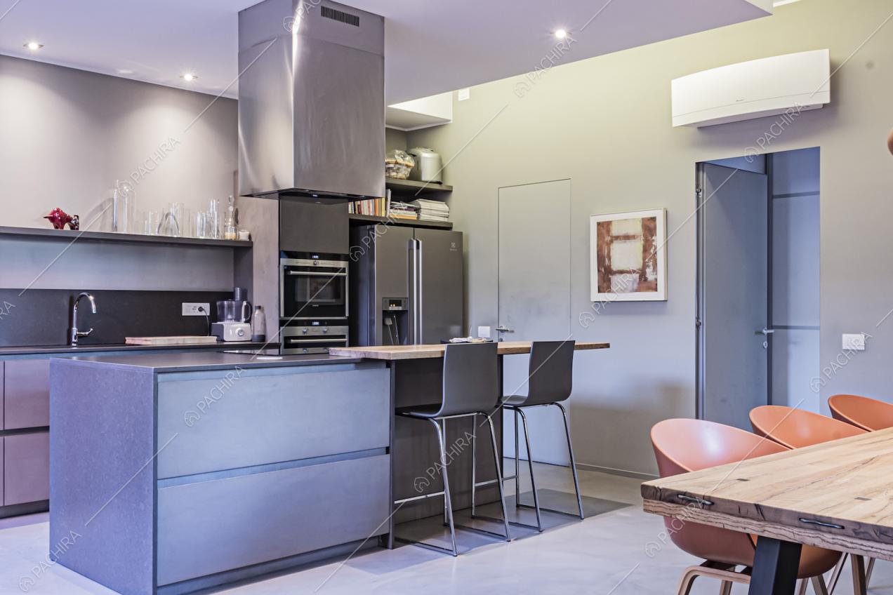 Cucina a vista in stile moderno e faretti sul soffitto