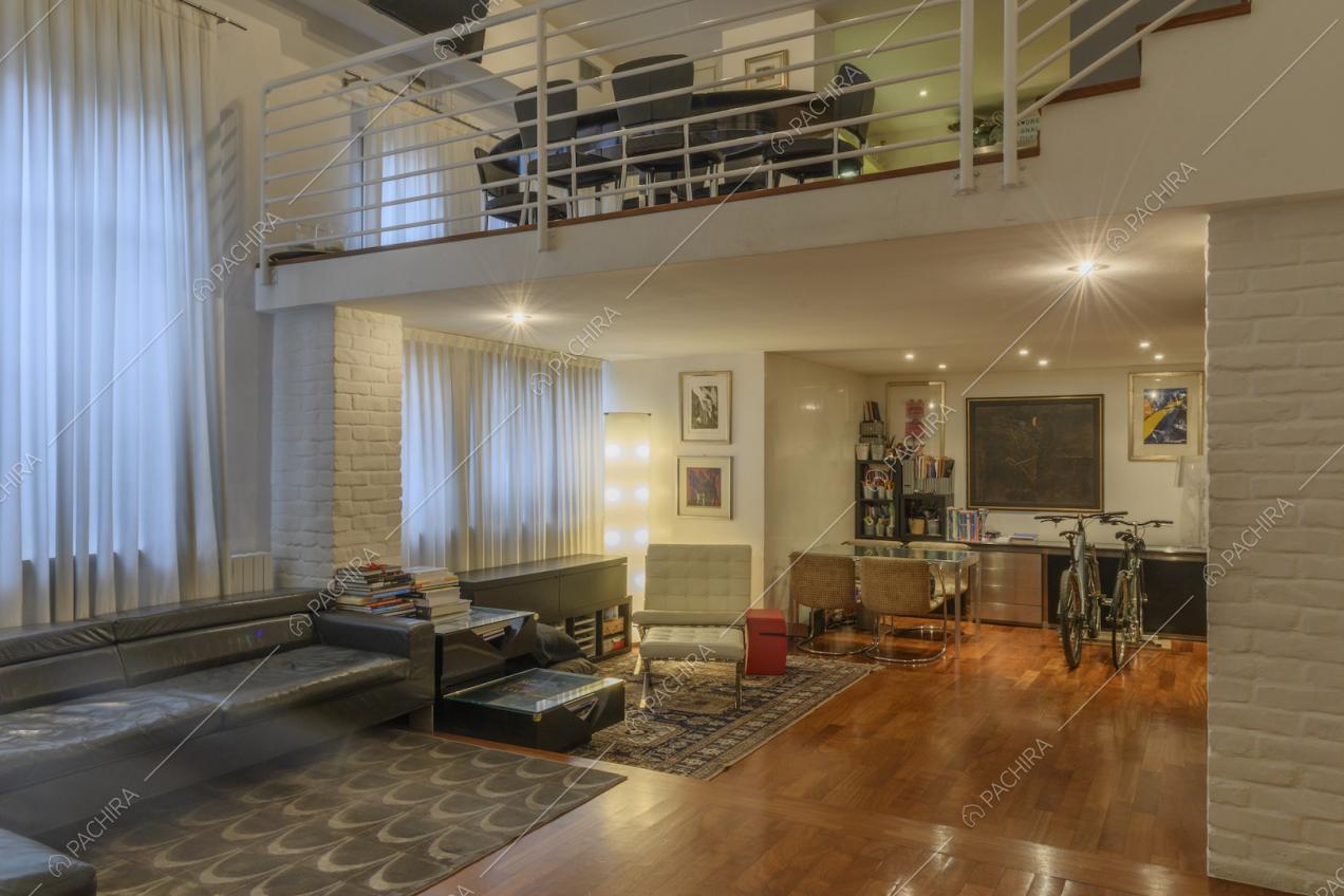 La zona living con pavimenti in parquet e soppalco