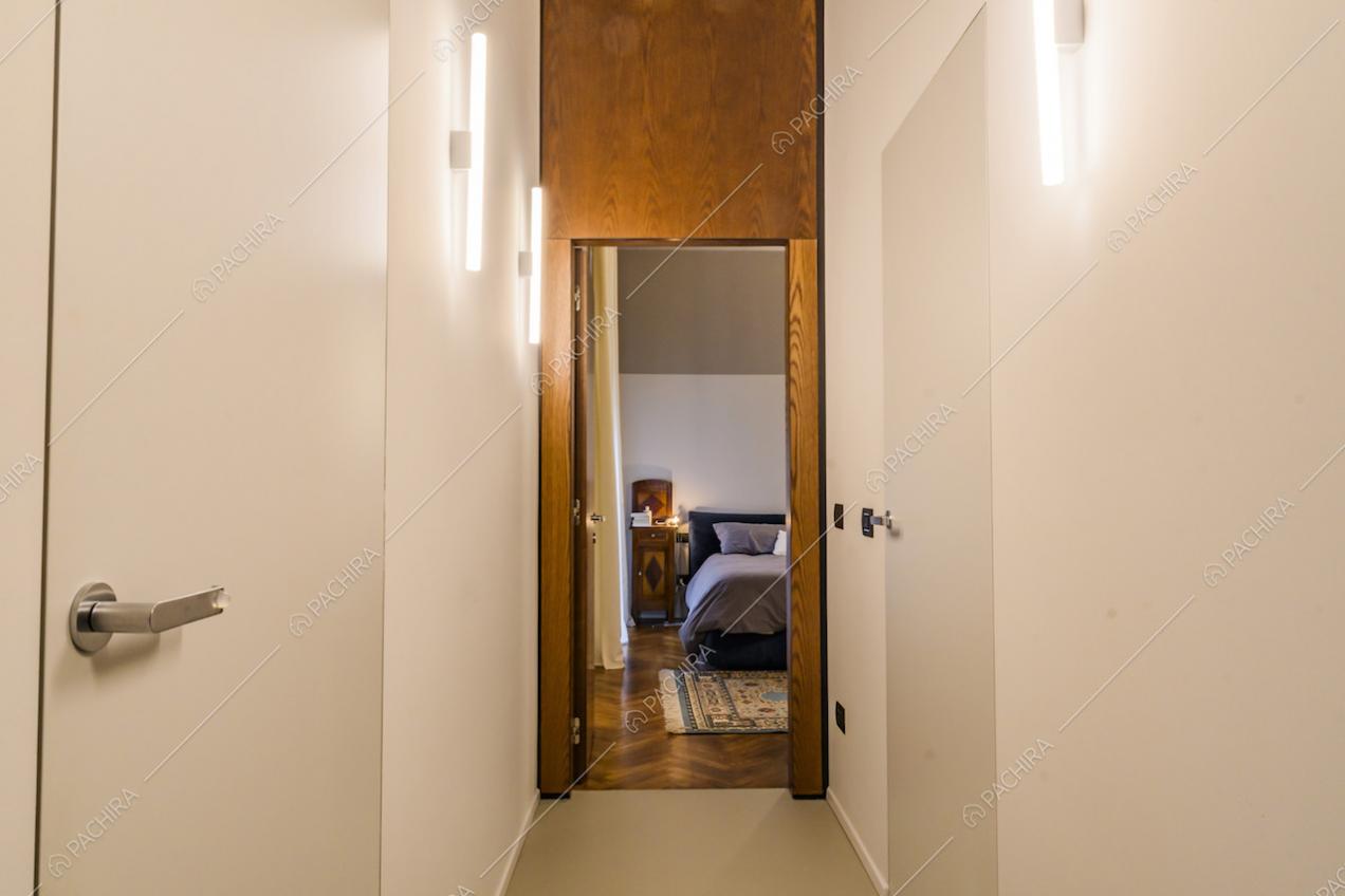 Vista su camera da letto con parete divisoria in legno