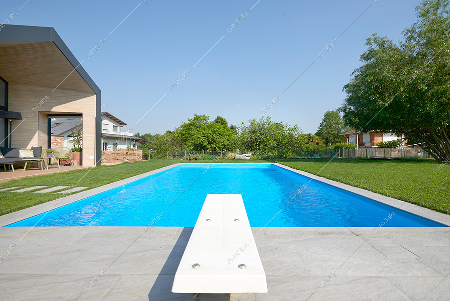 Piscina della villa Corso, location moderna per shooting a Torino