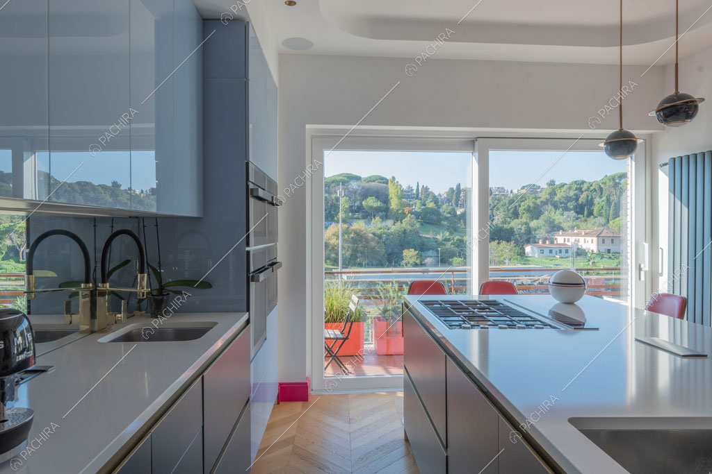 Cucina dell'appartamento Gila, location in stile contemporaneo a Roma