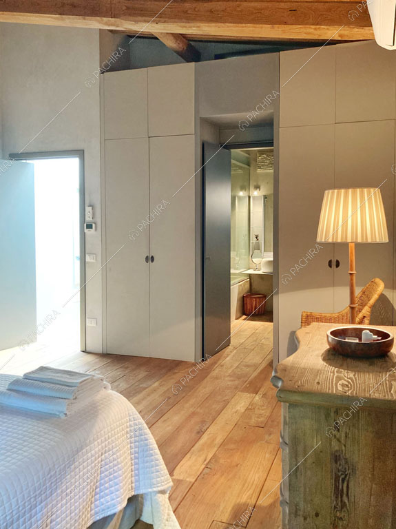 Camera da letto della villa Giba, location in stile moderno a Latina