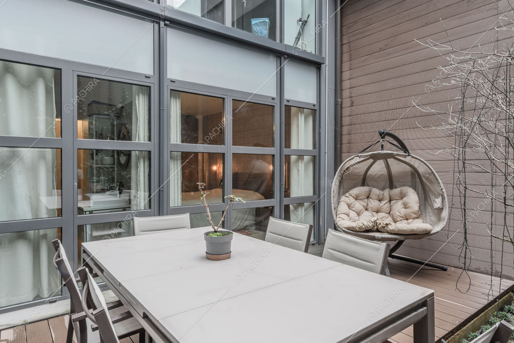 Terrazza con parquet del loft Tagus, location in stile contemporaneo a Milano