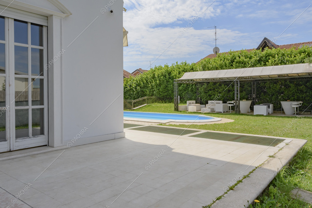 Scorcio sulla piscina e area relax nel giardino