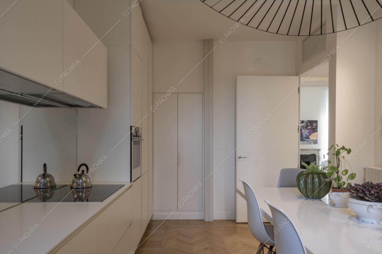 Cucina con pavimento in parquet