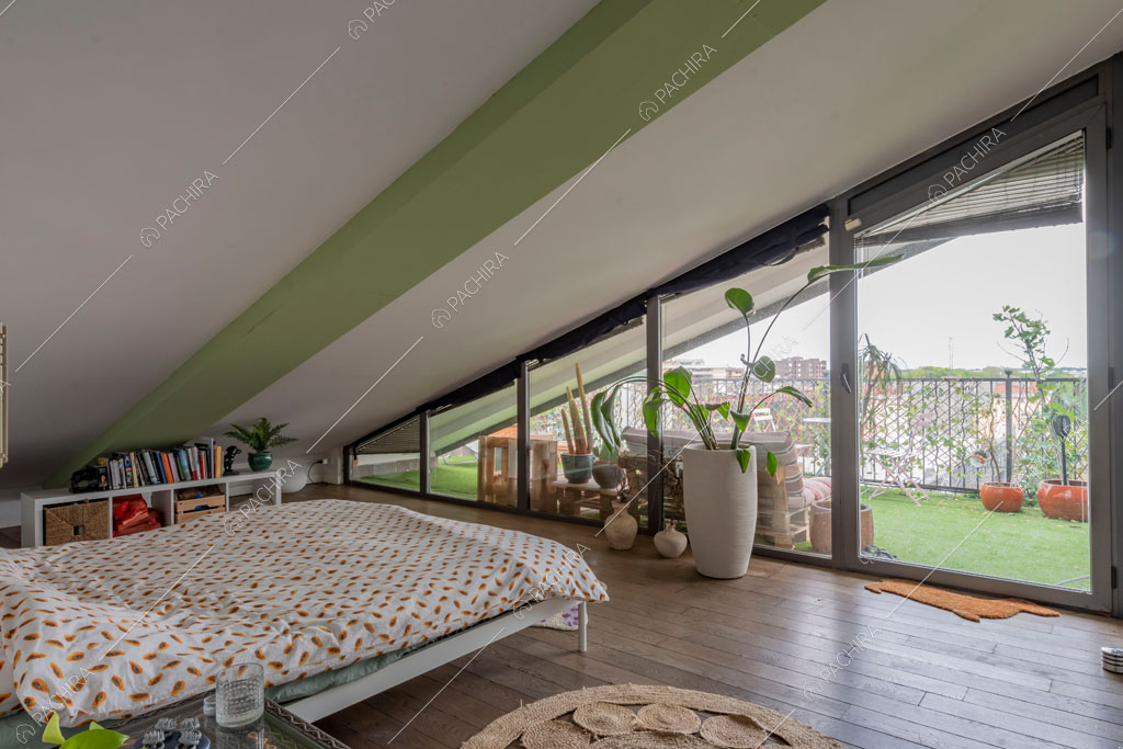 Camera da letto con vetrate del loft Cardamomo, location in stile contemporaneo a Milano