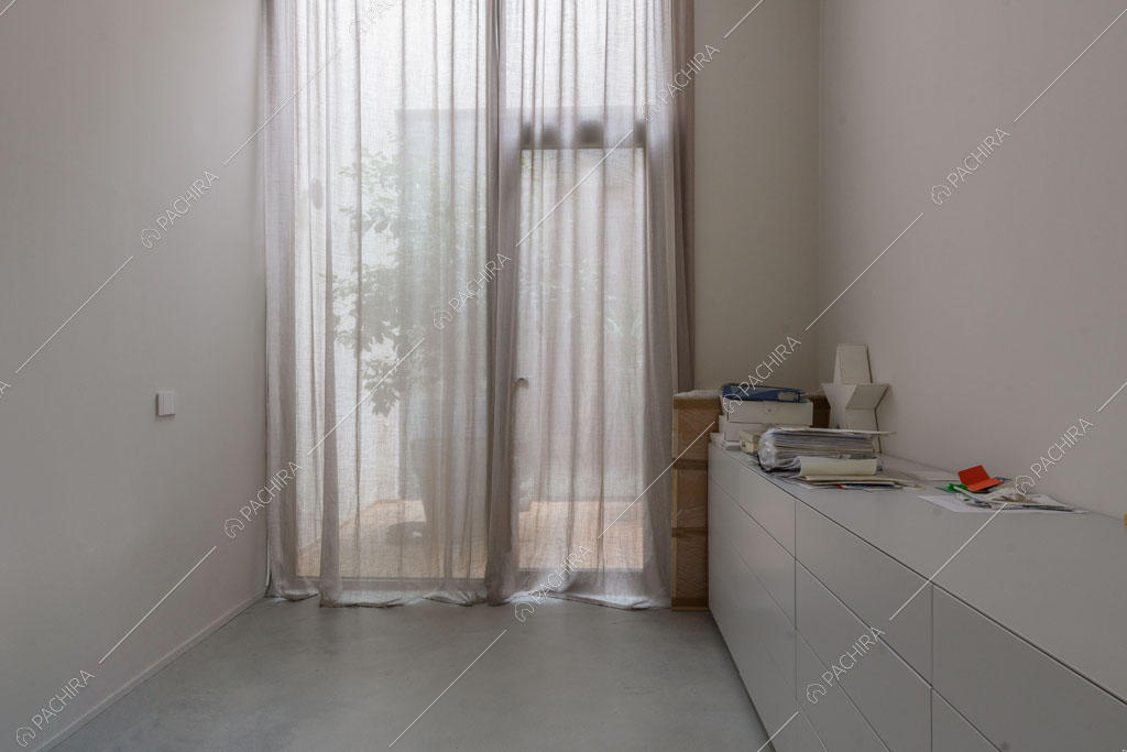 Stanza con porta finestra dell'appartamento Fiore di porro, location in stile minimal a Monza