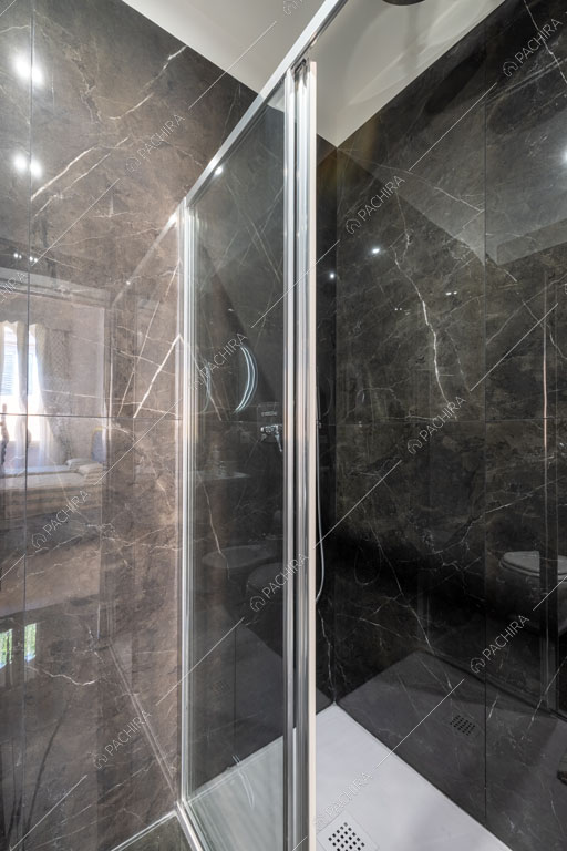 Bagno dell'appartamento Ural, location in stile moderno a Roma