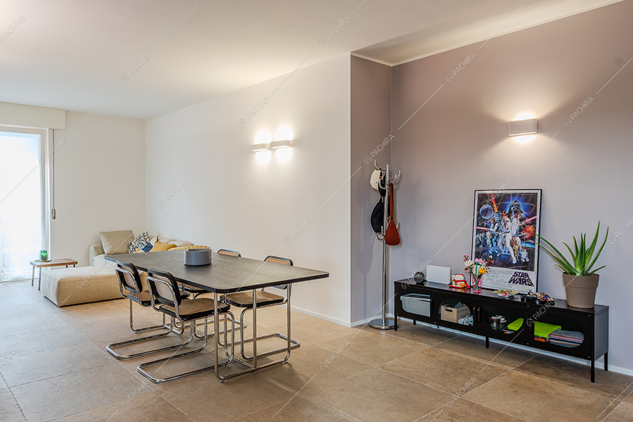 Sala pranzo dell'appartamento moderno Vecia, location per shooting a Monza