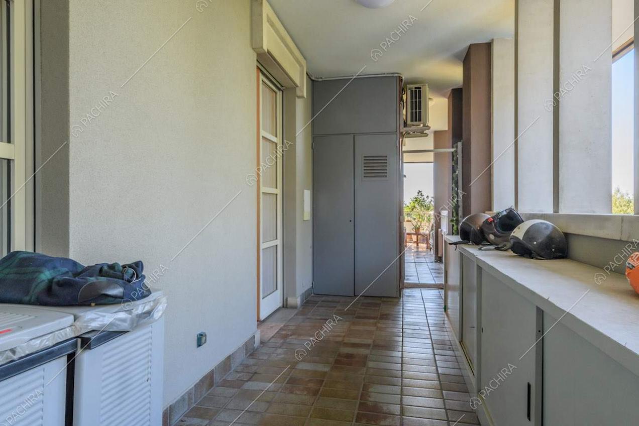 Pareti grigie sul balcone della location