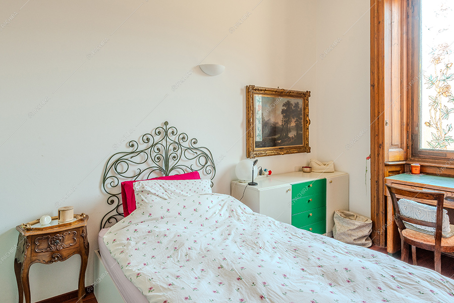 Camera da letto della villa Yamase, location in stile liberty a Milano