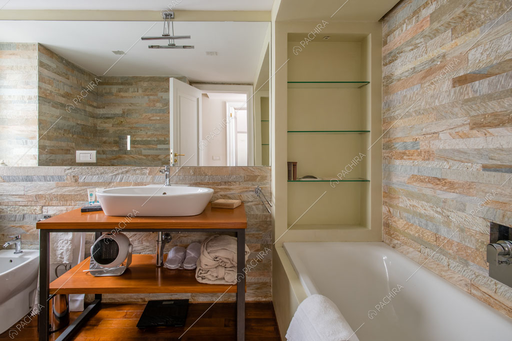 Bagno dell'appartamento Han, location in stile contemporaneo a Napoli
