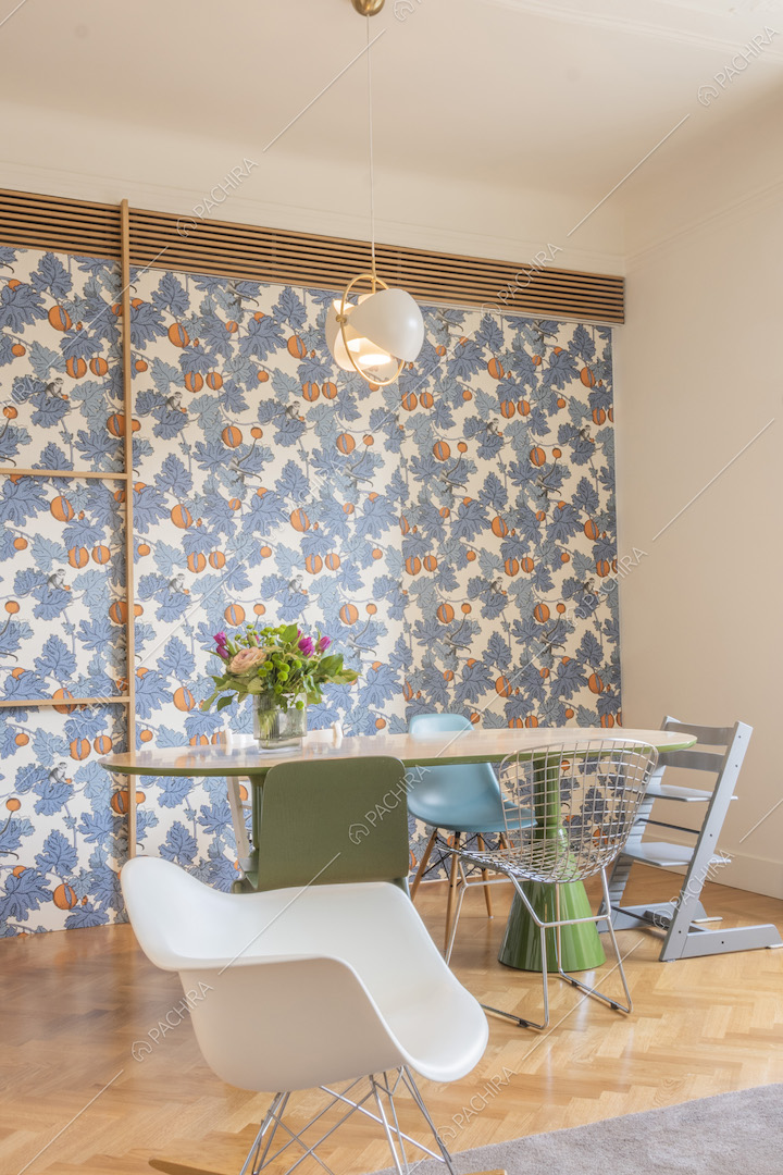 Sedia a dondolo di design e tavolo con sedie