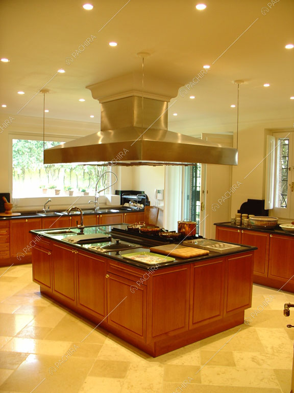 Cucina a isola della dimora storica Citera, location in stile classico a Roma
