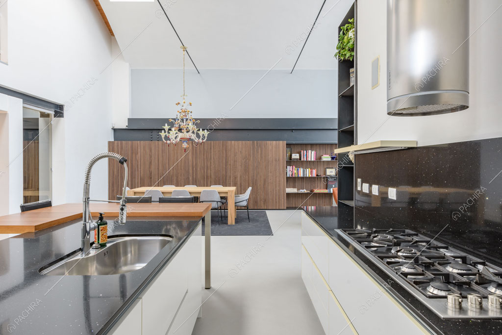 Cucina a isola del loft Genepi, location in stile contemporaneo a Milano
