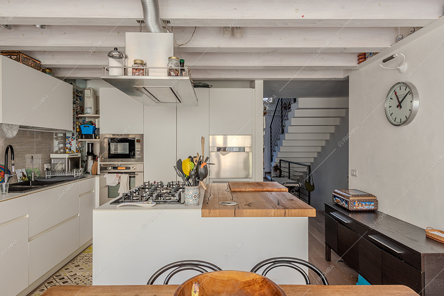 Cucina a isola della villa Malachite, location in stile moderno a Milano