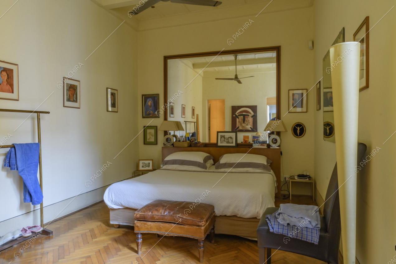 Camera matrimoniale con grande specchio dietro il letto