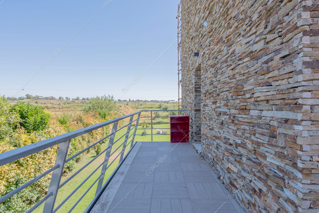 Esterni in pietra a vista della villa Arafura, location in stile contemporaneo a Roma