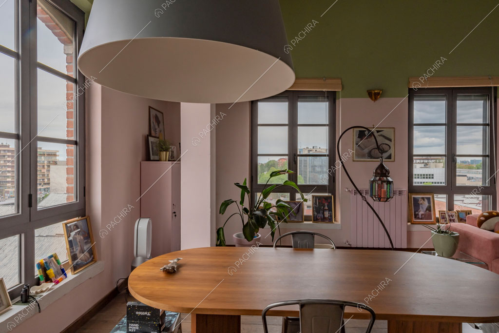 Tavolo da pranzo nella sala del loft Cardamomo, location in stile contemporaneo a Milano