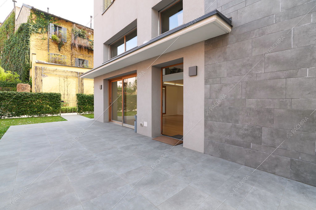 Vista sull'ingresso dell'espositivo Apocino, location in stile contemporaneo a Milano