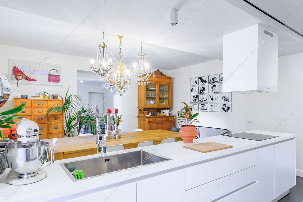 Cucina con lampadario antico dell'appartamento Tramontana, location in stile contemporaneo a Milano