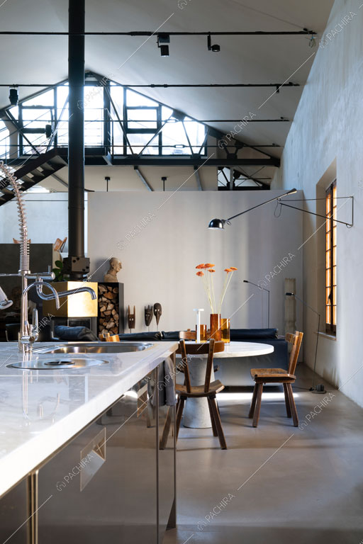 Cucina a vista del loft Reno, location in stile contemporaneo a Reggio Emilia