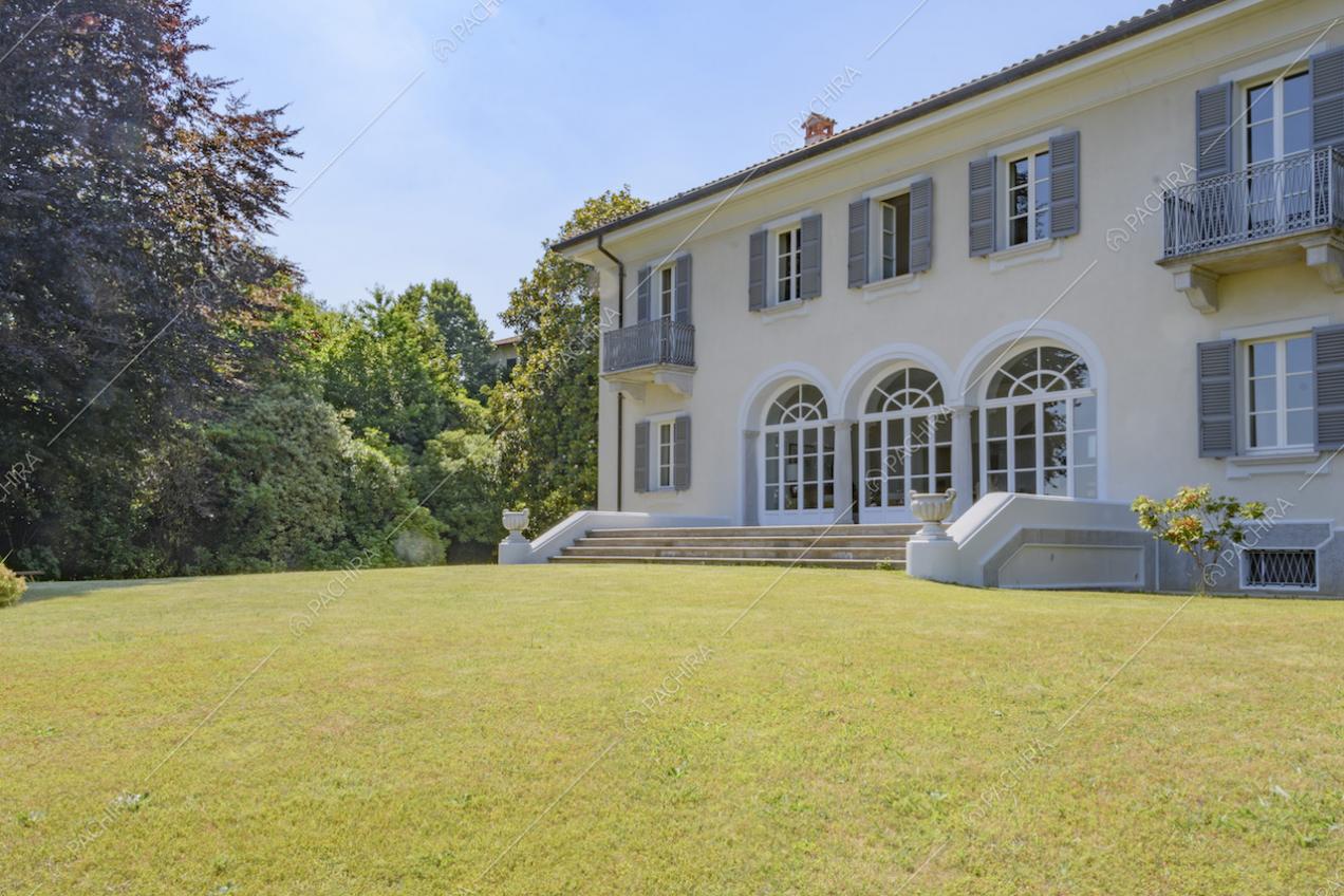 L'esterno della villa con scalinata, vetrate e prato