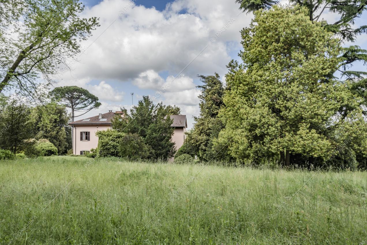 Vista della villa dal giardino